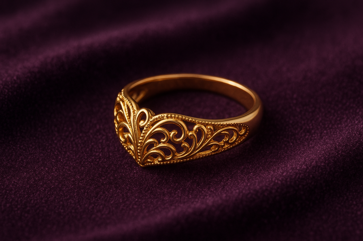 Women ring gold plated in purple velvet mat